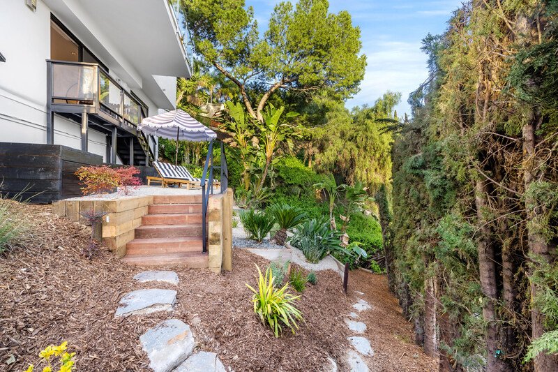 Jardin con escalones y diseño