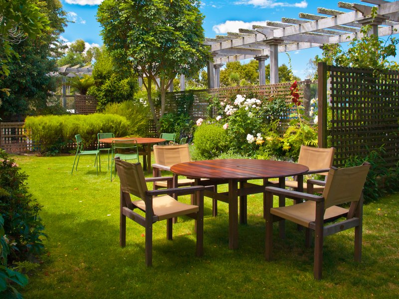 Patio con jardin amueblado con pergola de casa en venta