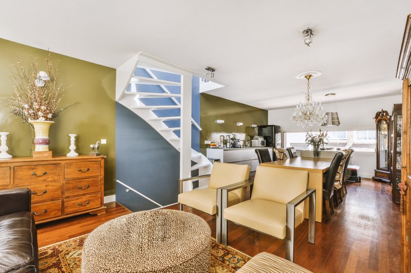 Primer piso en la sala de una casa acogedora de dos pisos